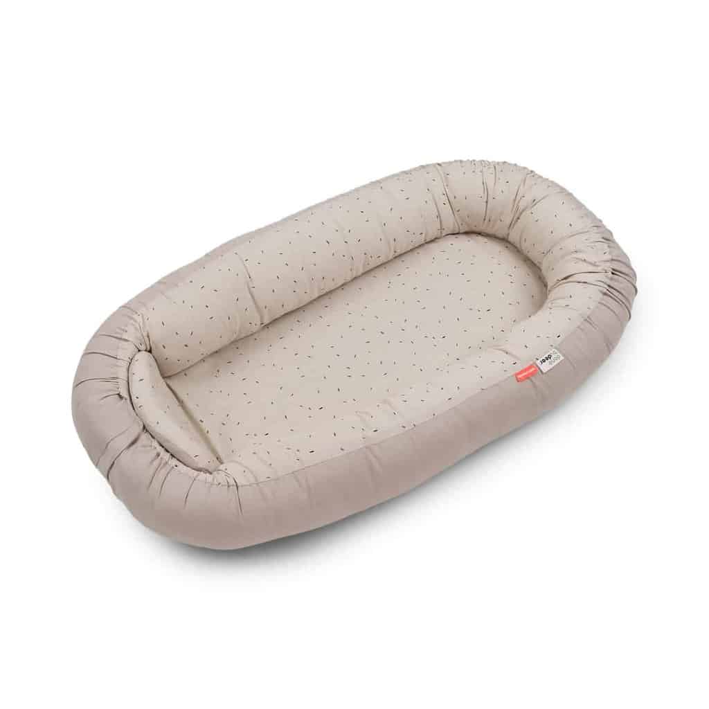 Cozy Nest Babynest i Confetti Sand – Sikker Leg og Komfort