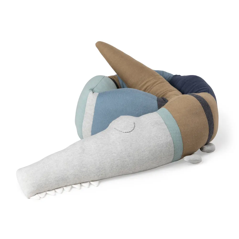 Strikket Pude, Sleepy Croc, Dusty Blue Mix fra Sebra