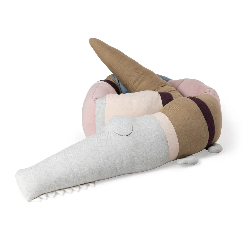 Strikket Pude, Sleepy Croc, Birchbark Rose Mix fra Sebra
